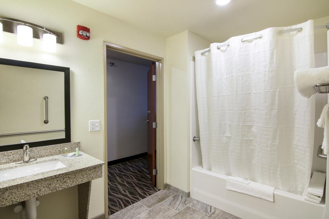 Cobblestone Inn & Suites - Menomonie/Uw-Stout Bagian luar foto
