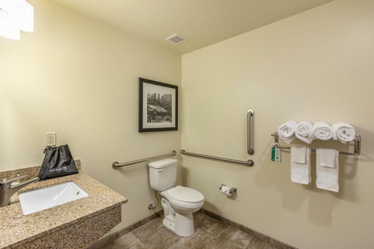 Cobblestone Inn & Suites - Menomonie/Uw-Stout Bagian luar foto